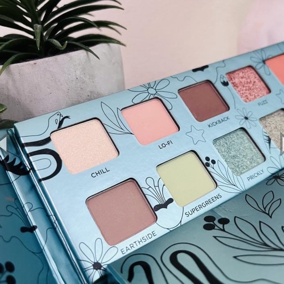 TRADED 💖 Urban Decay Wild Greens Eyeshadow Palette - Picture 3 of 10